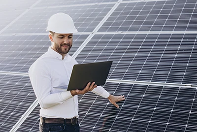 Sistema de energia solar fotovoltaica instalado em telhado, com placas solares e inversor conectado à rede.
