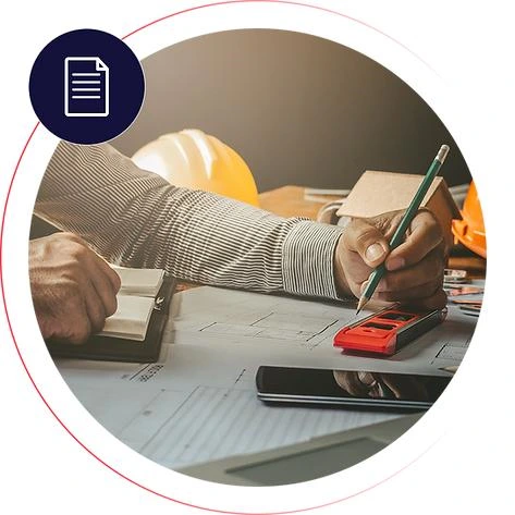 Engenheiro analisando planta baixa e documentação de imóvel para regularização junto aos órgãos competentes.